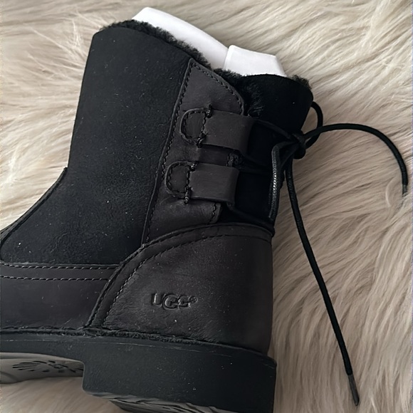UGG NAIYAH BLACK Water 💦 Resistant - Picture 7 of 11